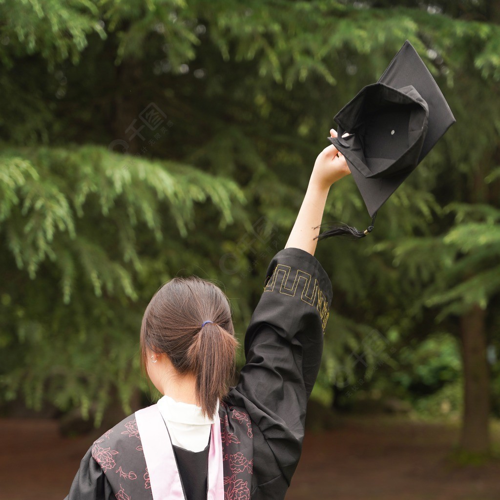 學校手拿博士帽的女學生背影