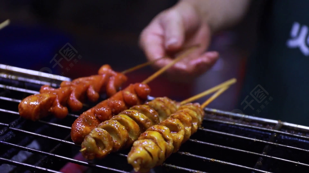 4k实拍夏季夜市美食烤面筋