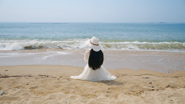 海边独坐的女生背影图图片