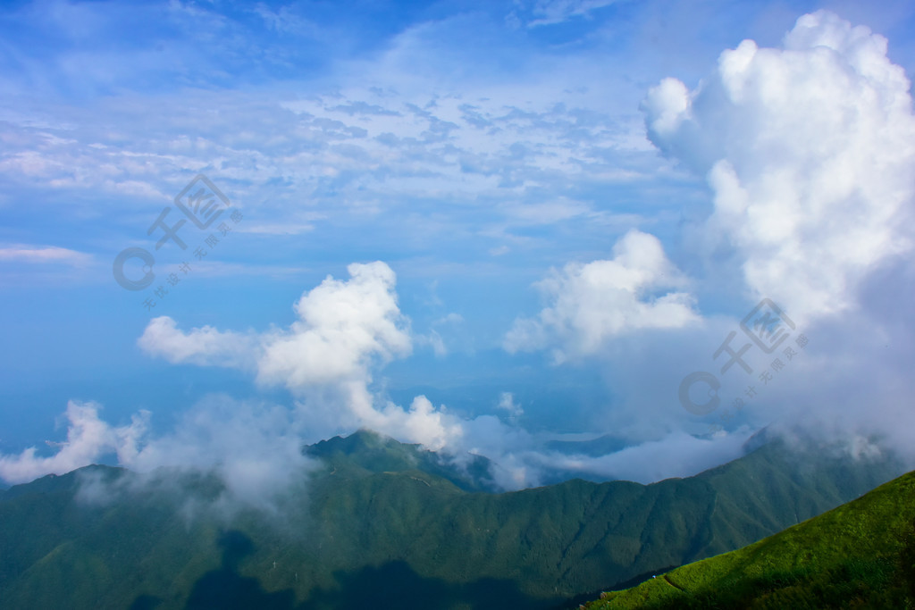 初秋武功山上的雲海背景圖