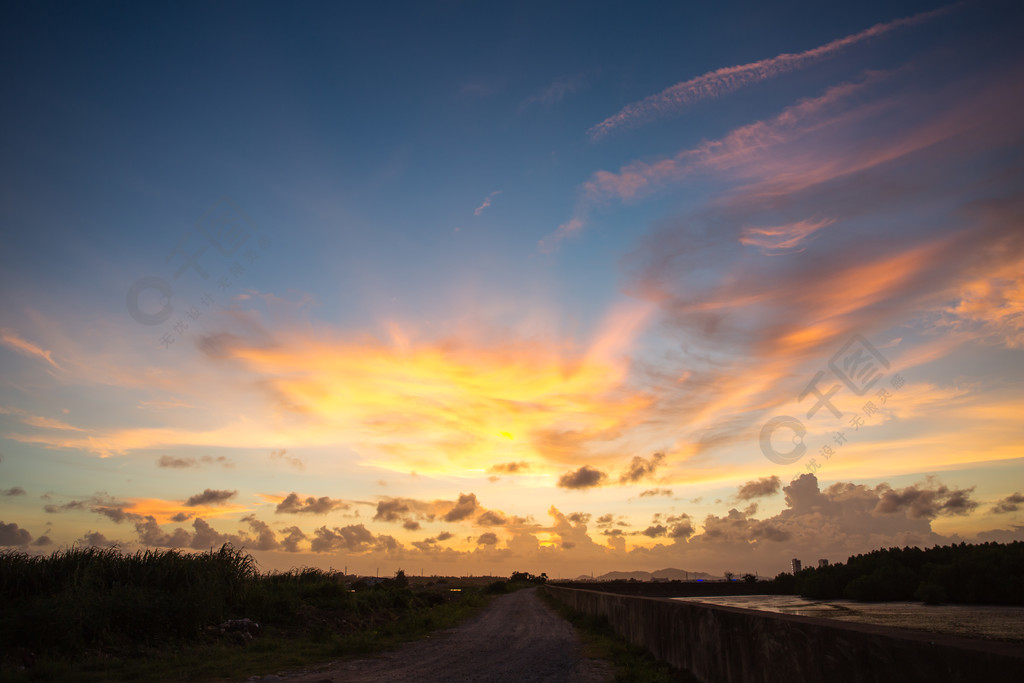 紅似火燒雲的唯美夕陽黃昏