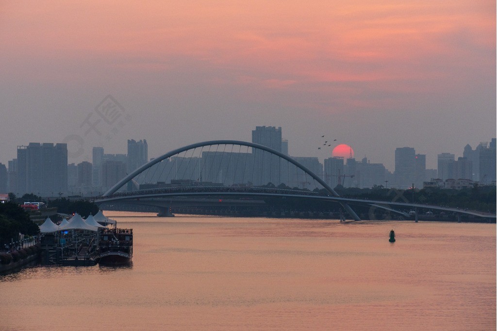 城市黃昏日落夕陽西下橋樑風景