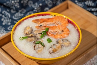 一碗好吃的海鲜粥摄影图