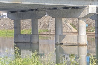 三柱式桥墩图片