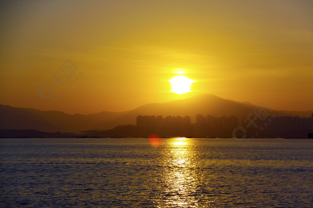 金色陽光日出海面遠山世界城市海岸日升金光