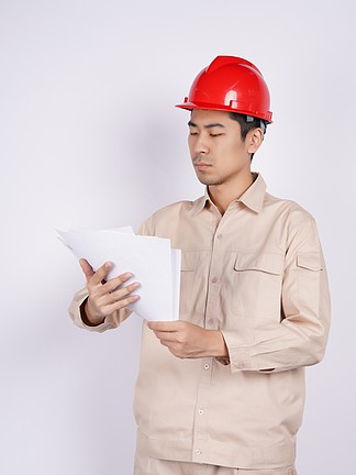 2亚洲工厂工程师戴黄色安全帽检查机器 年度维护概念亚洲工厂工程师戴