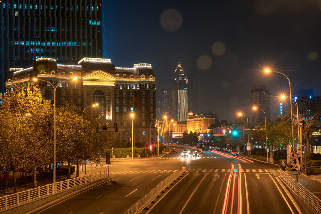 城市公路路燈車軌高樓大廈夜景