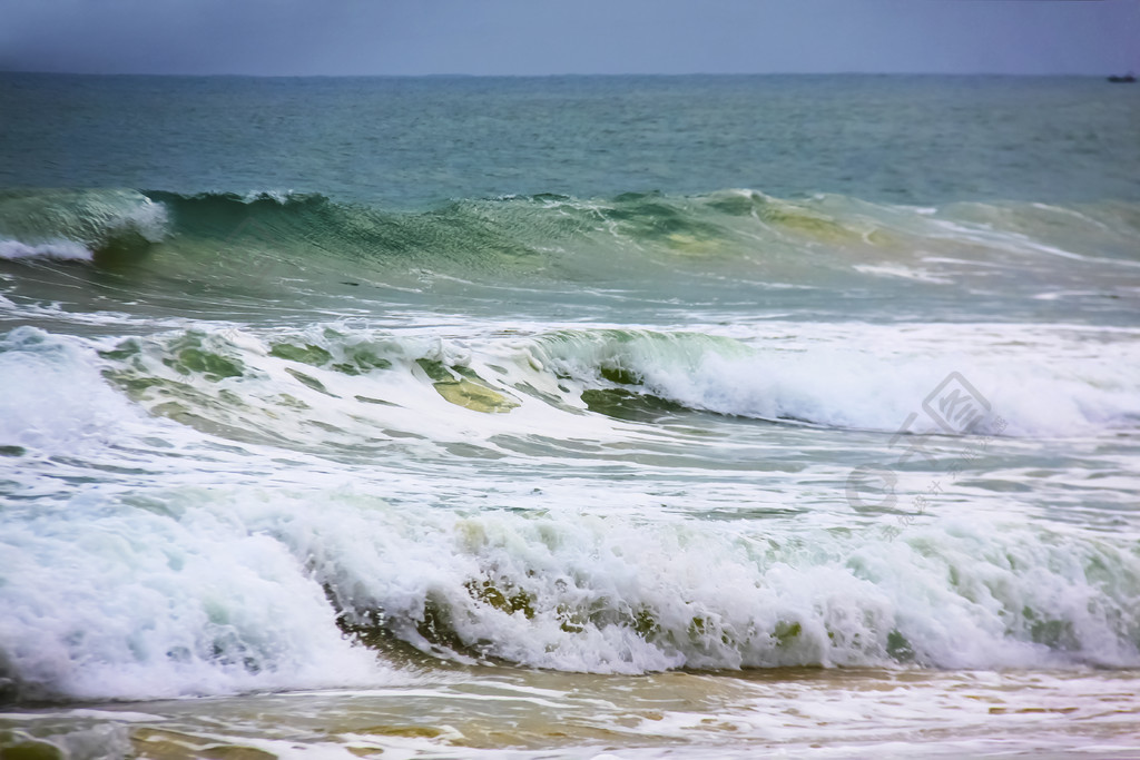 波浪翻滚波涛汹涌澎湃浪涌滔天轰鸣的海平面