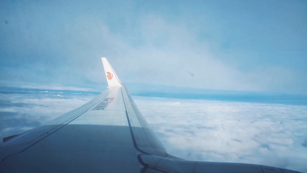 4k实拍飞机滑行空中飞行窗外风景空镜