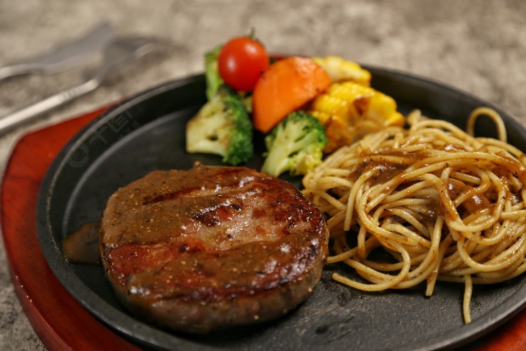 西餐簡餐套餐意麵牛排牛扒黑椒餐飲攝影圖