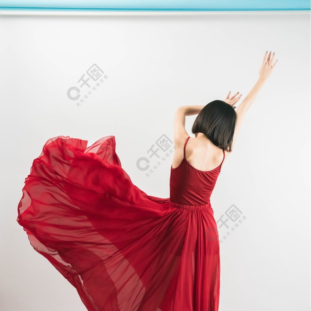 漂亮女性跳舞背影红裙摄影