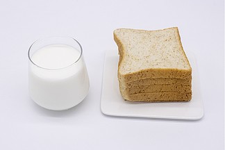 一杯牛奶一块面包图片图片