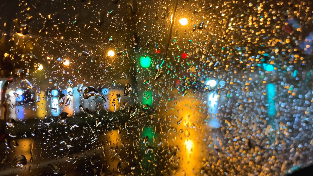 房车晚上下雨图片