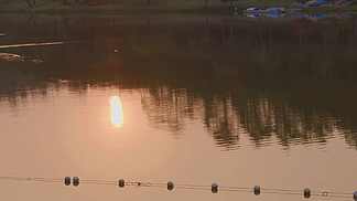黄昏时刻太阳倒影在湖面上波光粼粼