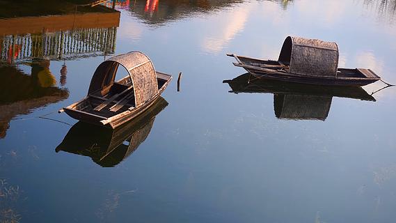 4k实拍江南水乡人文意境湖面上的古风船只