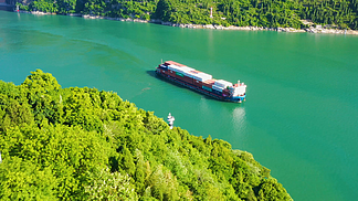 4k航拍重庆山峡行驶的货轮<i>船</i><i>只</i>交通运输
