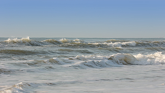 4k实拍海浪冲上沙滩浪花大海风景