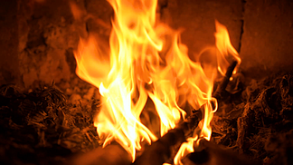 <i>4</i><i>k</i>实拍人文意境燃烧的木材火焰升格