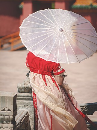 白衣女子背影 撑伞图片