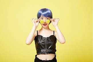 蓝色头发的女孩戴柠檬眼镜