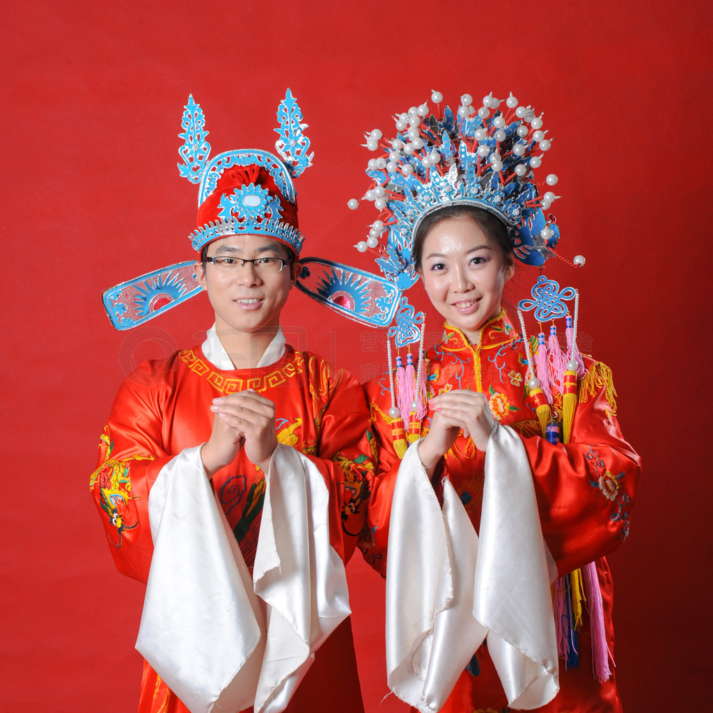 中式婚礼新人照片红色背景
