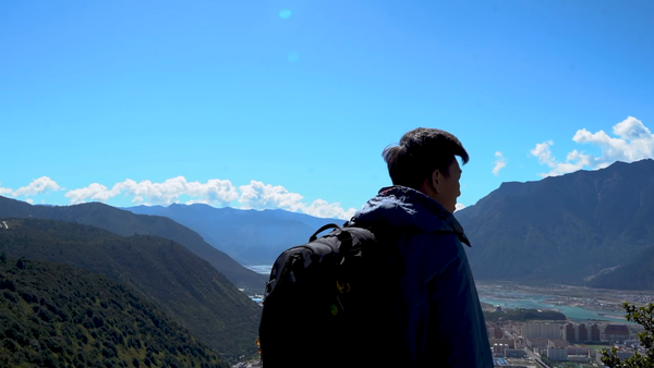 花果山男士背影图片