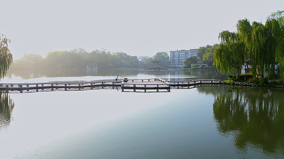 航拍城市公園勺湖景區