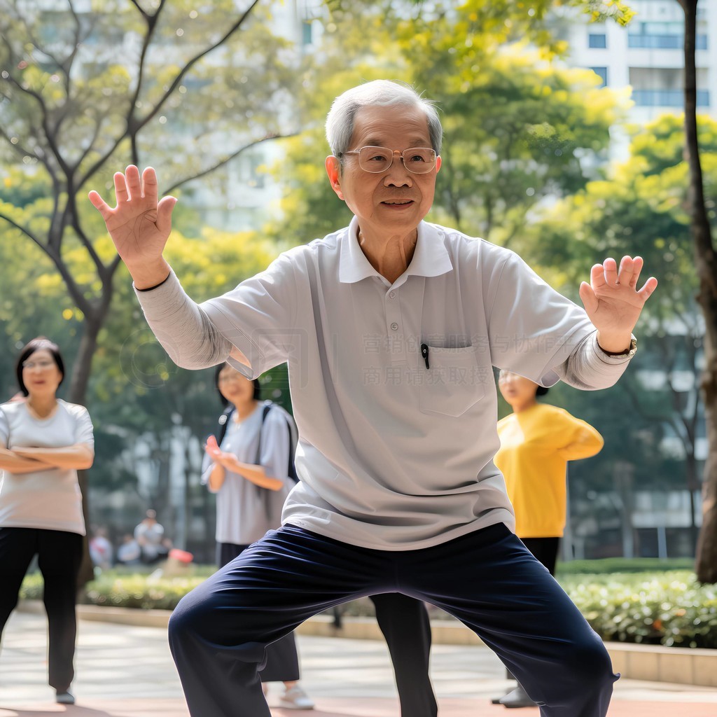 健身养生正在公园锻炼身体的老人摄影