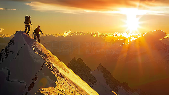 日落时分两名登山者爬山摄影图