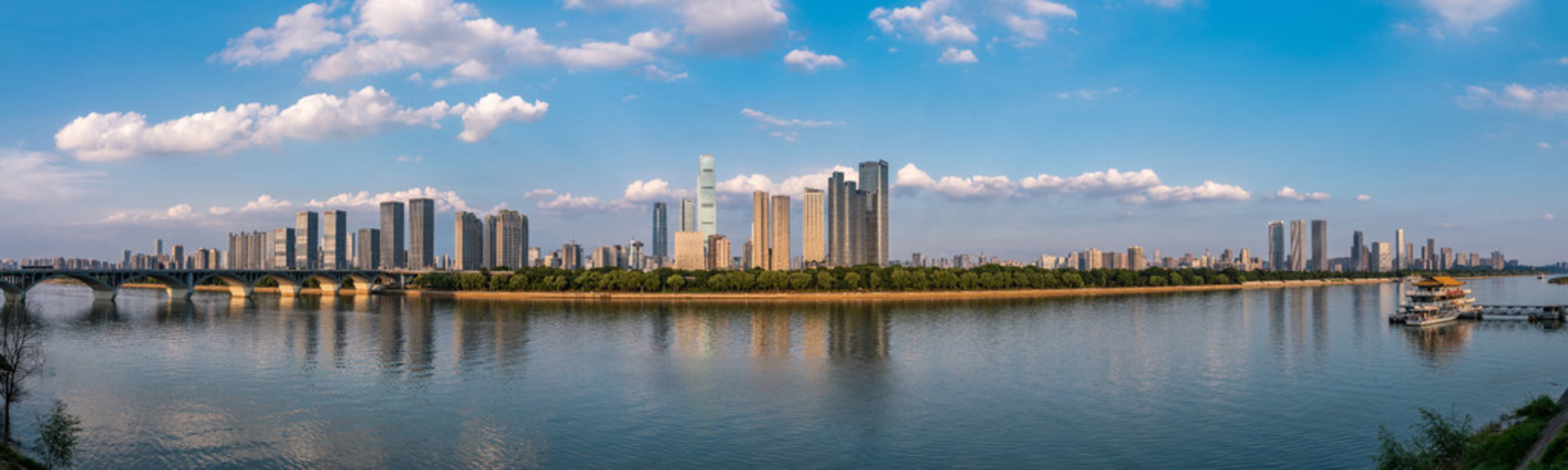 航拍長沙橘子洲大橋湘江沿岸城市風光全景 i>圖 /i>