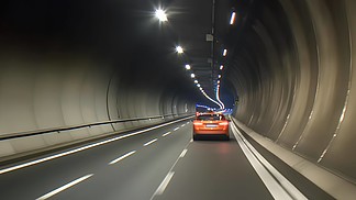 在隧道内行驶的汽车真实摄影图片