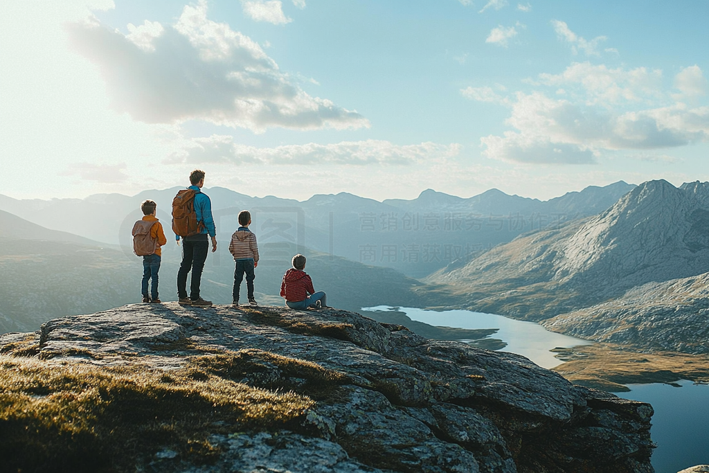 a young family enjoy the view from the top of a mountain - view ȥåեȤȻȻдʵ껧̽ʯվҵƬ