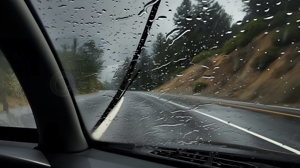 雨天行驶的汽车,车内的视角真实摄影图片
