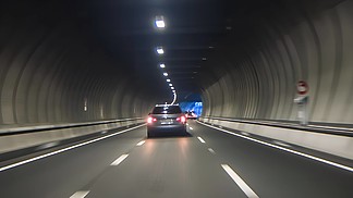 在隧道内行驶的汽车真实摄影图片