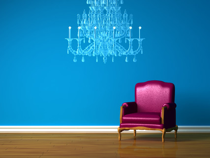 蓝色简约室内的紫色椅子