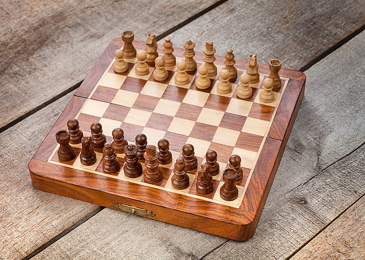 国际象棋的棋盘上木制背景