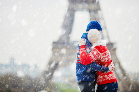 在下雪的冬日, 在埃菲尔铁塔附近的快乐情侣季节假期巴黎之行