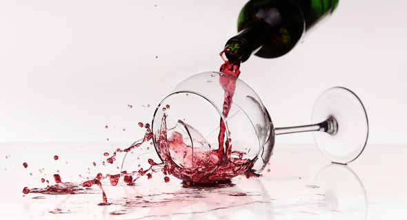 桌上的碎的酒杯倒红酒,像血