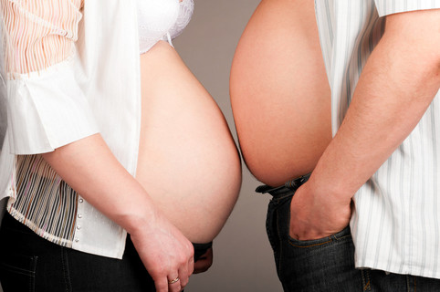 孕妇和肥胖的肚子