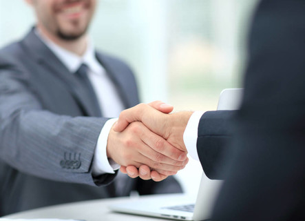 商务上的握手的特写商界人士握手,完成了一次会议