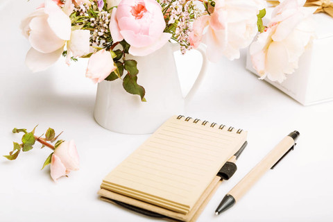 节日贺卡, 美丽的新鲜粉红色英语玫瑰, 礼品, 笔记本, 钢笔, 铅笔在白色背景。生日, 母亲, 妇女, 结婚日概念