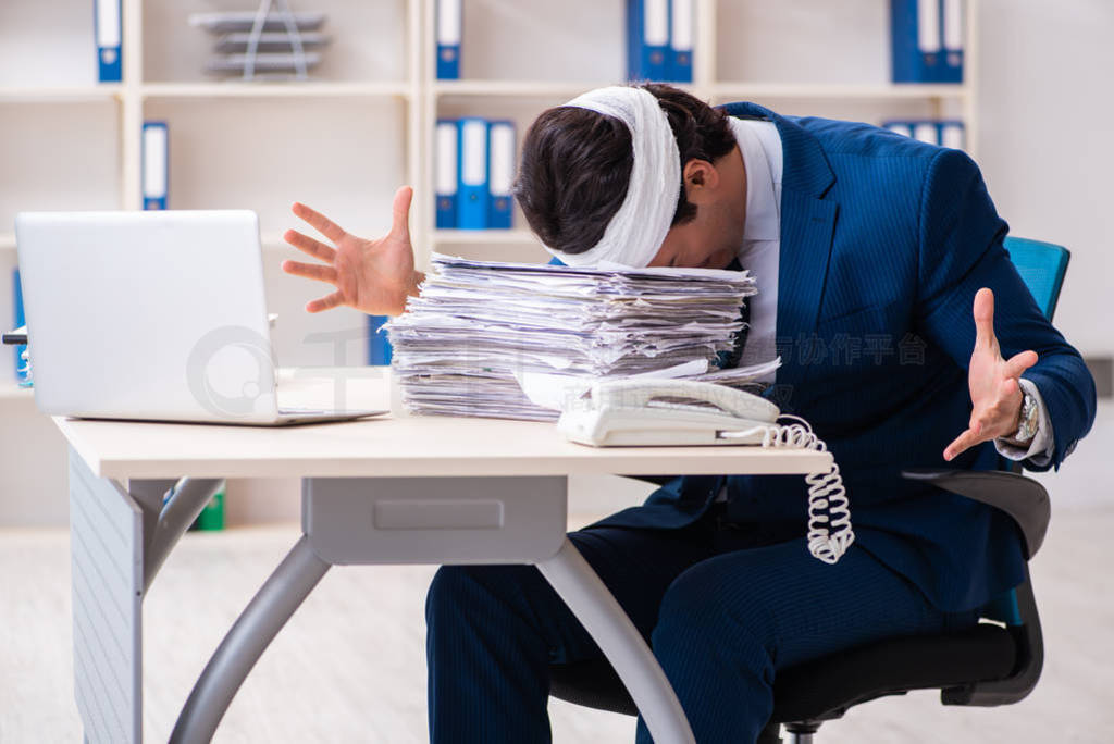 Head injured male employee working in the office