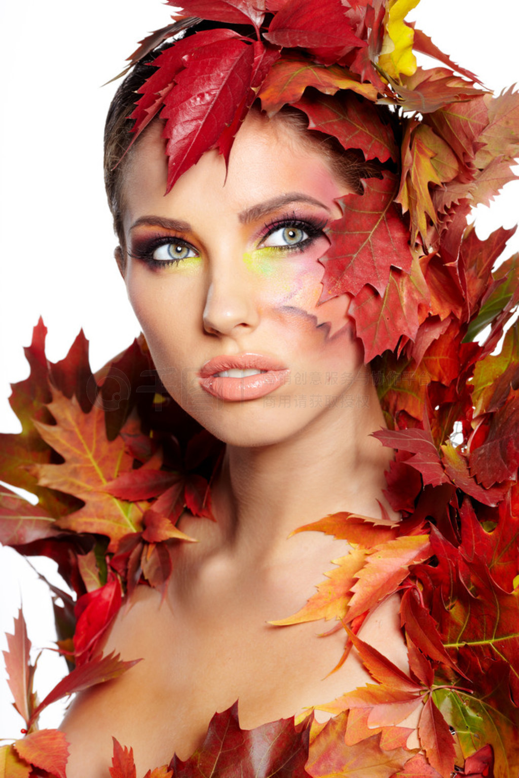 oto?o mujer vestida con hojas rojas