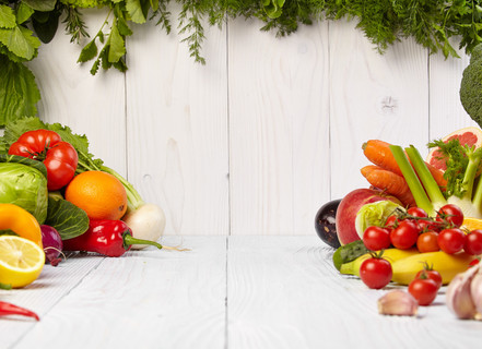 框架与新鲜有机蔬菜和水果