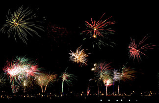 煙火 煙火( firework的名詞複數 ) 煙花 煙火表演 煙花表演