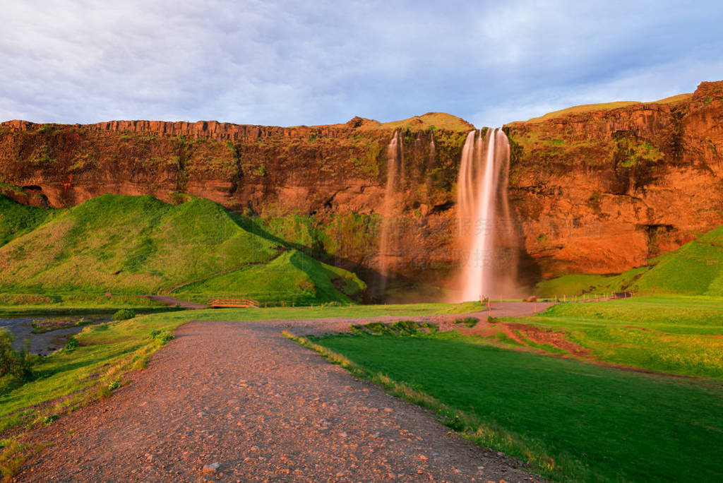 Seljalandsfoss ٲ뼶һӵļۡ˾Ĺİ̫ʤصı