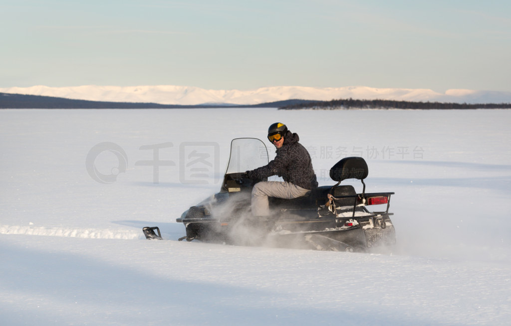 snowmobil ˶