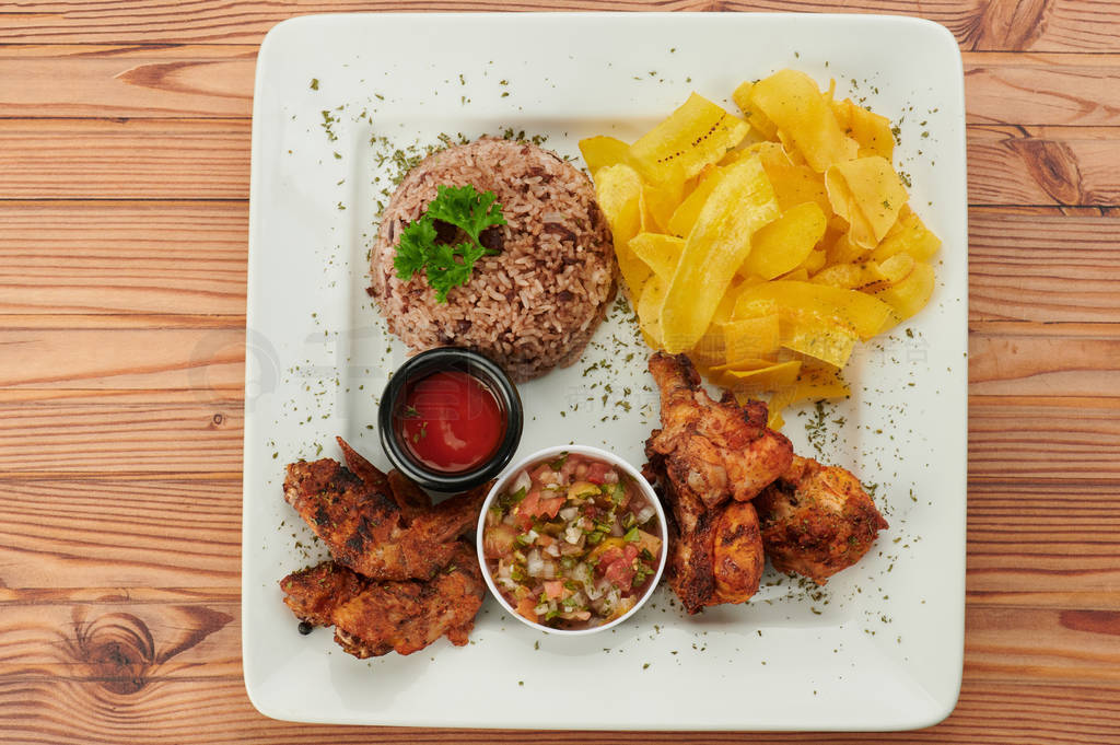 Gallo pinto with fried chicken