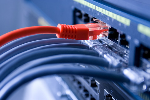 信息技术计算机网络、 电信以太网电缆连接到互联网交换机，数据中心的概念