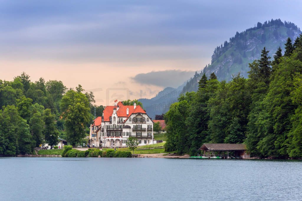 vila de Hohenschwangau em Alpes Bvaros